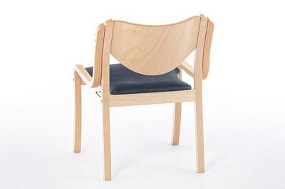 Stabile Holzstühle mit hygienischem Sitzpolster